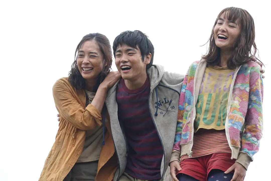 生存家族 サバイバルファミリー (2016)