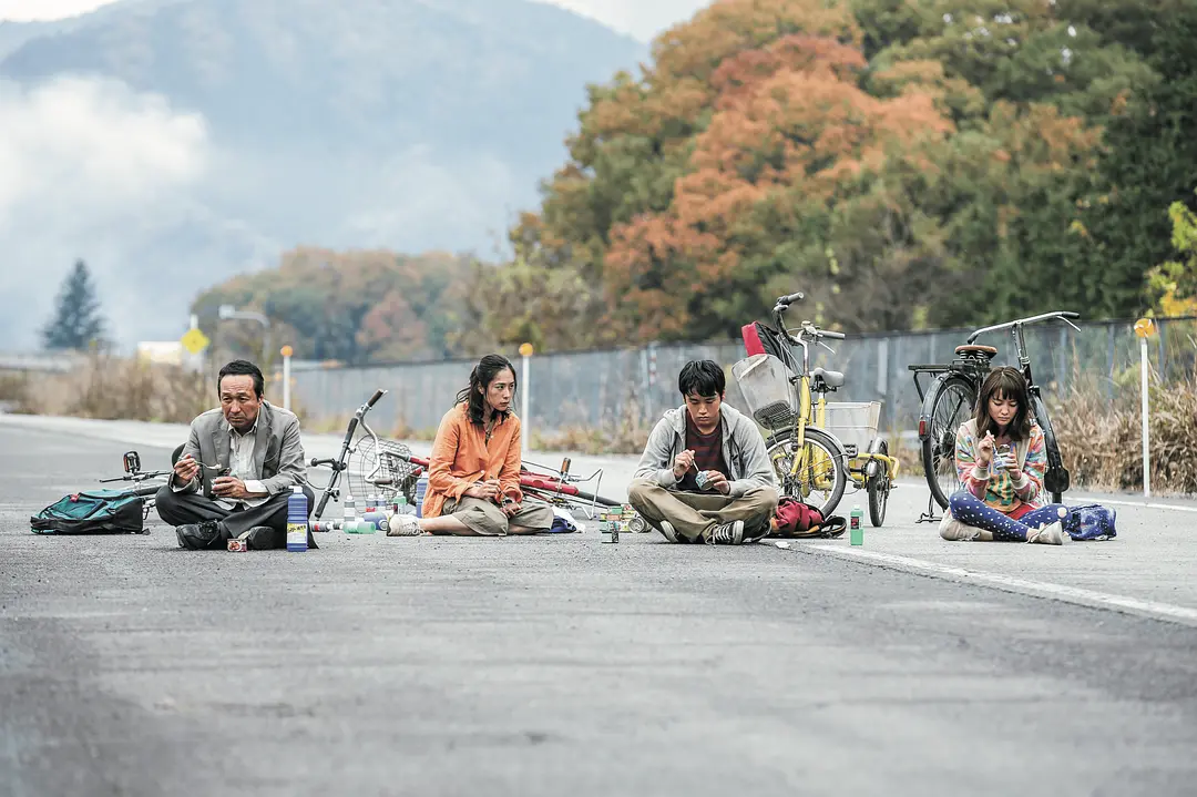 生存家族 サバイバルファミリー (2016)